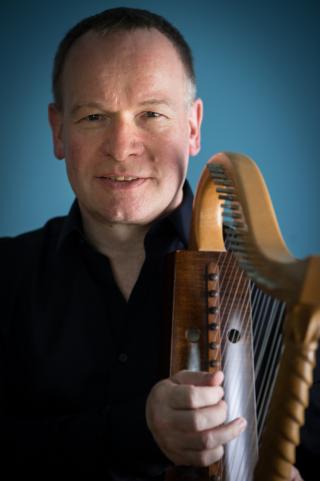 Michael Dollendorf with Romanesque harp - Photo: André Wagenzik