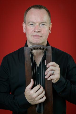Michael Dollendorf with Alamanic Lyre - Photo: André Wagenzik