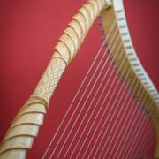 Romanische Harfe von Rainer Thurau - Photo: André Wagenzik